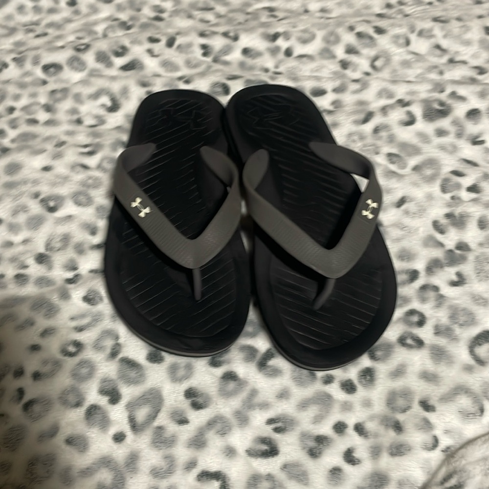 Used Under armour sandals for boys size 1-2 youth
